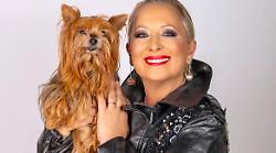 Carolyn Smith a Verissimo, quando scoprì il tumore grazie al cane Scotty. Dalla lotta contro la malattia all'amore per gli animali