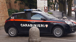 Minaccia i passanti con un coltello e aggredisce i carabinieri