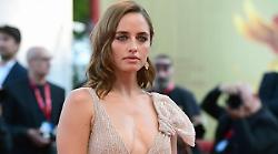 Matilde Gioli ospite a Verissimo, chi è l'attrice: dall'incidente a 16 anni in cui rischiò di diventare paraplegica a stella del cinema 
