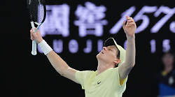 Jannik Sinner trionfa agli Australian Open, strapazza Zverev in 3 set e centra il bis: è il terzo slam della carriera