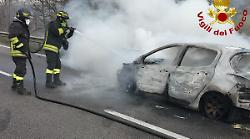 Terni, due vetture in fiamme nel giro di poche ore: un'auto francese sulla E45 e una Jaguar a Villa Palma