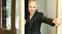 Vincenzo de Lucia è uno dei protagonisti di Stasera tutto è possibile su Rai 1, chi è: la carriera tra televisione e teatro e le imitazioni più celebri