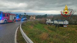 Finisce fuori strada con il camion, muore autotrasportatore 