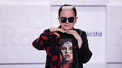 Cristiano Malgioglio in tv su Rai 1 a La Vita in diretta, racconta dei vestiti per il Festival bloccati a Madrid: "Se non arrivano vengo in pigiama!"