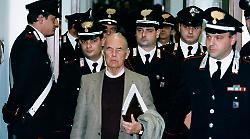Erich Priebke, chi era il boia delle Fosse Ardeatine. Dopo il massacro, la fuga in Argentina. Fu ritrovato e condannato all'ergastolo. E' morto a 100 anni