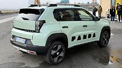 Grande Panda, tutto quello che c'è da sapere sulla nuova Fiat: nessun modello base, solo due versioni per l'elettrico e l'ibrida. Ecco quanto costerà 