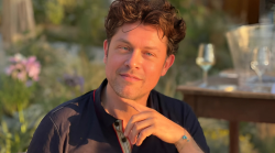 Raffaello Tonon ospite oggi in tv da Caterina Balivo a La Volta Buona su Rai 1, giovedì 30 gennaio: dopo il successo si reinventa cameriere a Rimini