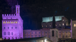 L'Italia si colora di rosa per il Giro: anche il Palazzo dei Consoli di Gubbio tra i simboli dell'evento. Le foto
