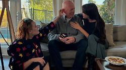Bruce Willis e la malattia. Come sta l'attore. L'amore della moglie e delle figlie. Il rapporto con Demi Moore e le parole commoventi di Emma Heming. Il video