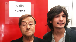 Pierdavide Carone sul palco di Ora o mai più stasera in tv sabato 1° febbraio su Rai 1: dal Festival di Sanremo con Lucio Dalla alla malattia