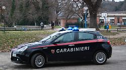 Con l'auto a tutto gas sulle strade dell'Orvietano per sfuggire ai carabinieri. Si schiantano in curva e scappano a piedi