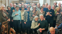 Gli ex compagni delle scuole medie si ritrovano per festeggiare i 70 anni