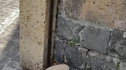 Orvieto, raid vandalico in pieno centro. Presa di mira una scultura in tufo dell'artista Sara Spaccino