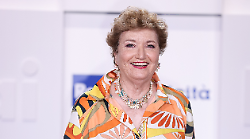 Mara Maionchi, ospite a Stasera tutto è possibile da Stefano De Martino su Rai 2, martedì 4 febbraio: dai tradimenti del marito alla malattia