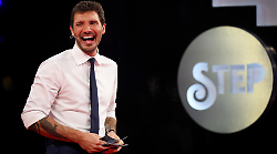 Stefano De Martino torna in tv con Affari tuoi e Stasera tutto è possibile, martedì 4 febbraio: boom di ascolti e di commenti positivi per il conduttore