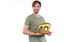 Striscia la notizia torna stasera in tv giovedì 6 febbraio su Canale 5 con Valerio Staffelli e la Montini: scopri tutta la storia del tapiro d'oro