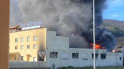 Città di Castello, in fiamme l'azienda Ivo Alberti a Lerchi: sul posto sono arrivati i pompieri