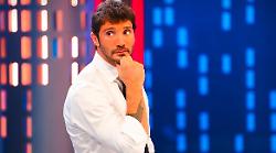Stefano De Martino con Affari Tuoi domina gli ascolti. Nemmeno il tapiro ad Angelica Montini salva Striscia la notizia