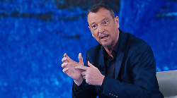 Amadeus ospite stasera in tv su Canale 5 a C'è Posta per Te, sabato 8 febbraio: scopri perchè il conduttore ha lasciato la Rai per andare al Nove