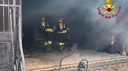 Narni, fiamme distruggono garage, paura per la presenza di due bombole gpl