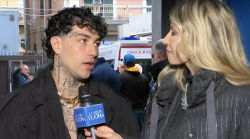 Tony Effe in collegamento su Rai 1 lunedì 10 febbraio per parlare dell'imminente Festival di Sanremo 2025 e di Giulia De Lellis: "Lei è una guerriera"