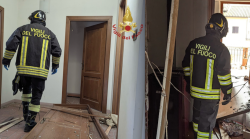 L'esplosione in cucina, il gas, le ustioni al volto e alle vie respiratorie: apprensione per il 67enne. Con l'uomo c'era anche il cagnolino