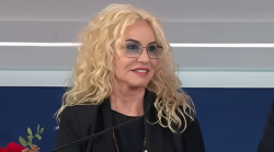 Antonella Clerici si prepara per il 75° Festival di Sanremo, stasera in tv su Rai 1, martedì 11 febbraio: sui social partono i commenti contro i suoi capelli