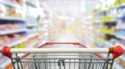 Guardia giurata donna cerca di calmare gli animi nella fila alla cassa del supermercato e viene aggredita