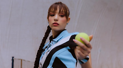 Sarah Toscano, la ragione dietro al suo look da tennista sul palco di Sanremo 2025