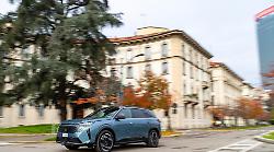 Debutta la e-5008, 7 posti di serie stile Peugeot: 3 motorizzazioni elettriche, ma anche una ibrida ed una plug-in