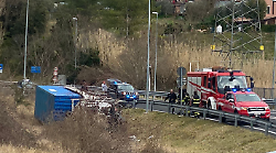 Incidente stradale a Nocera Umbra lungo la Flaminia: camion finisce fuori strada e si ribalta