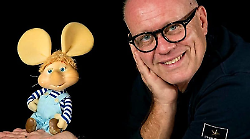 Chi è Leo Valli, la voce di Topo Gigio che canterà insieme a Lucio Corsi: dal battesimo artistico con Raffaella Carrà all'esordio a Sanremo