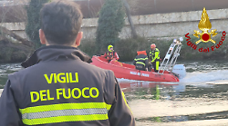 Terni, ricerche di una donna nel fiume Nera, vigili del fuoco in azione con mezzi speciali