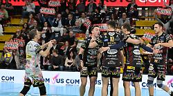 La Sir piega Milano in 4 set e ricaccia Trento a 3 punti