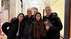 Il regista e sceneggiatore Luca Manfredi in visita a sorpresa a "Narni Sotterranea" con le figlie gemelle