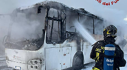 Autobus in fiamme nella zona di Fontignano: studenti in salvo, indagini in corso