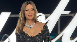 Monica Bellucci sfoggia un nuovo look di capelli: la diva italiana abbandona il nero. Tutto sulla tecnica di colorazione del momento