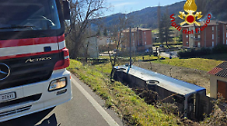 Incidente a Pietralunga, autobus finisce in una scarpata e si ribalta: intervento dell'autogrù per recuperare il pullman