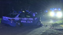 Due poliziotti feriti nell'auto di servizio fuori strada durante un intervento