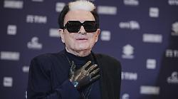 Cristiano Malgioglio e la storia dell'iconico ciuffo bianco: dall'errore nella tinta al consiglio di Sophia Loren. Chi è il suo parrucchiere 