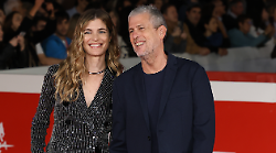 Vittoria Puccini arriva stasera in tv, lunedì 24 febbraio, su Rai 1 con la fiction Belcanto: dal matrimonio con Alessandro Preziosi alla relazione con Fabrizio Lucci