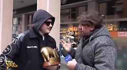 Olly riceve il tapiro d'oro a Striscia la notizia e risponde su Marta Donà, l'autotune e il forfait all'Eurovision: "Non vado solo per il tour"