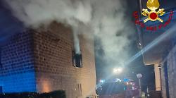 Orvieto, scoppia incendio nel ripostiglio, paura nella notte nella palazzina: 6 persone evacuate