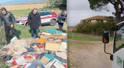Svuota appartamento e getta tutto vicino al sentiero della Bonifica: scoperto l'autore dell'abbandono di rifiuti