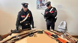 Estorce denaro al suocero per restituire dieci fucili