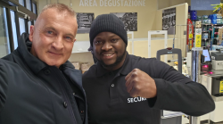 Dopo la coltellata alla testa l'operatore della sicurezza torna al lavoro nello stesso supermercato