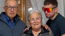 Narni, la nonna influencer derubata mentre fa la spesa al supermercato. L'appello del nipote: "Proteggiamo gli anziani"