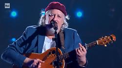 The Voice Senior, Alessandro Acciaro da Terni emoziona tutti: fa girare i 4 giudici e poi duetta con Clementino. Ecco che squadra ha scelto