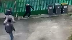 I vicini mettono in fuga i ladri e li riprendono mentre scappano su un bolide