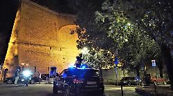 Va in bagno e vede i ladri entrare in casa: inizia a urlare a squarciagola e li mette in fuga. Boom di denunce per i furti